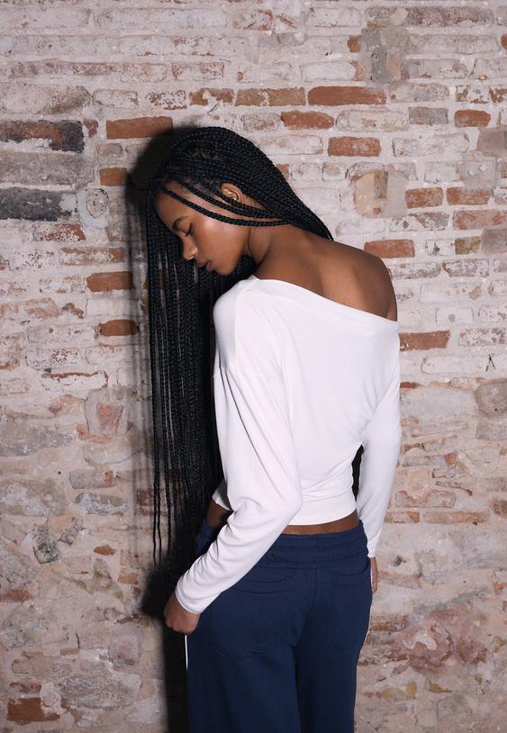 camiseta cuello asimetrico