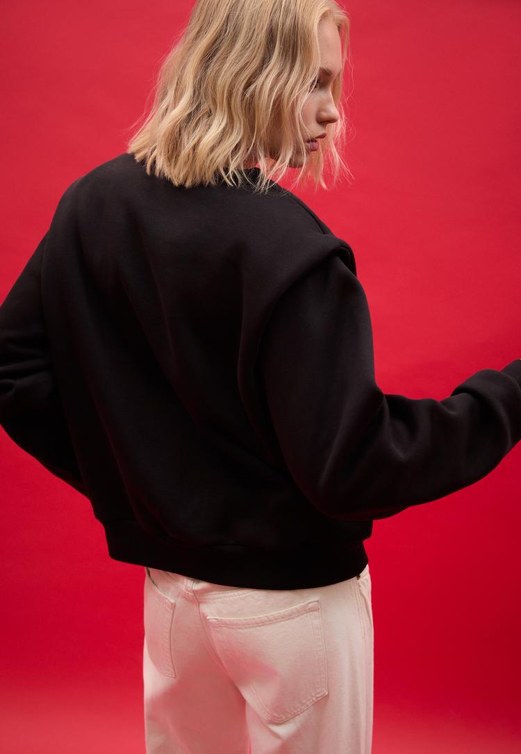 sudadera hombreras it