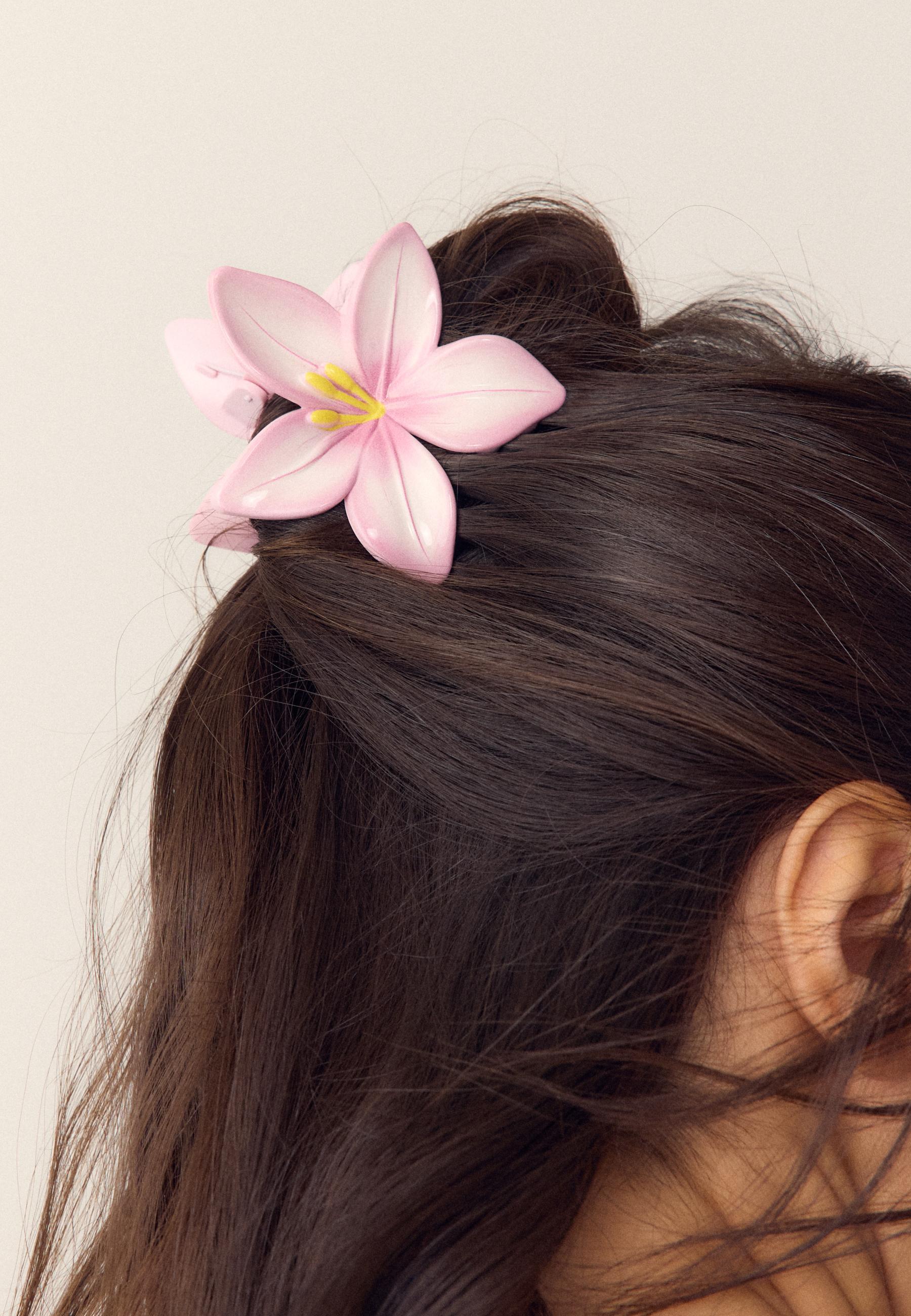 Flower clip — Pale pink