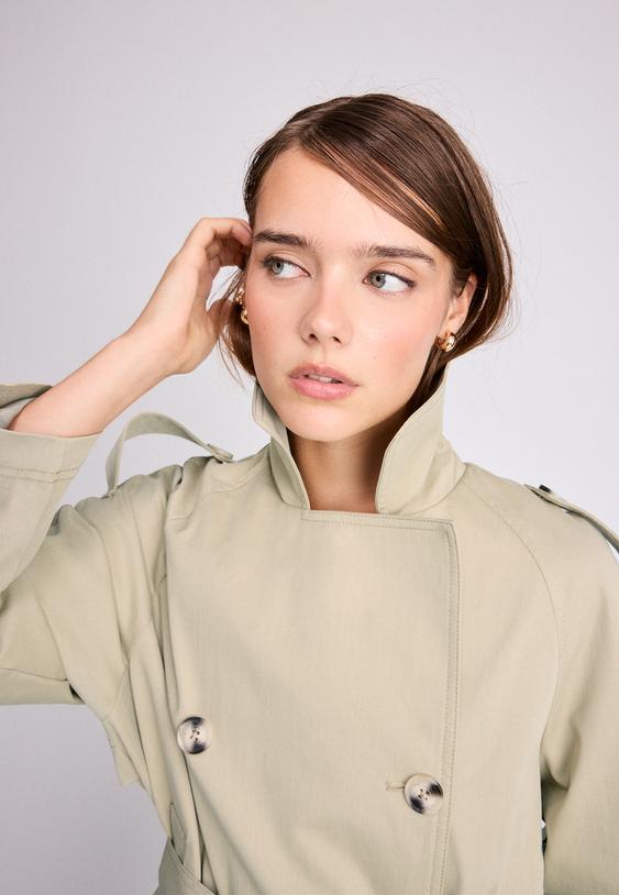 kurzer-trenchcoat-mit-gurtel