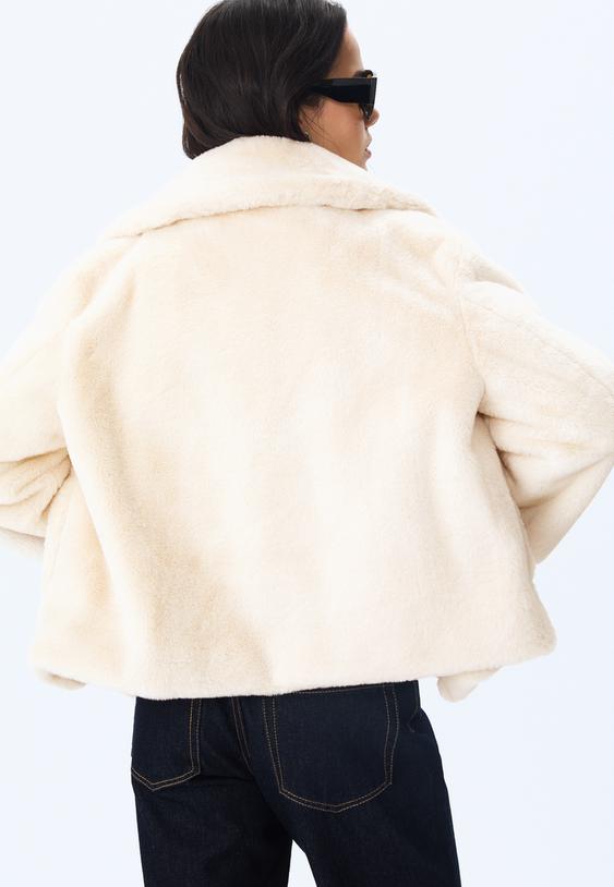 gekreuzte-jacke-mit-kunstfell