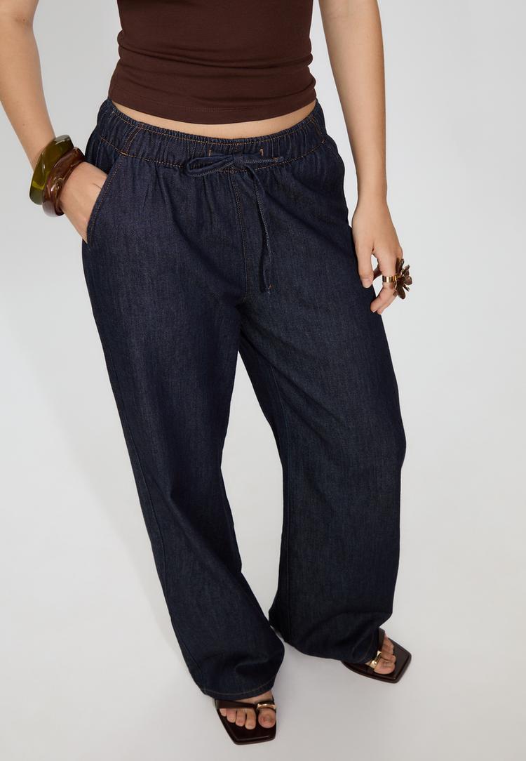 loose fitting jeans