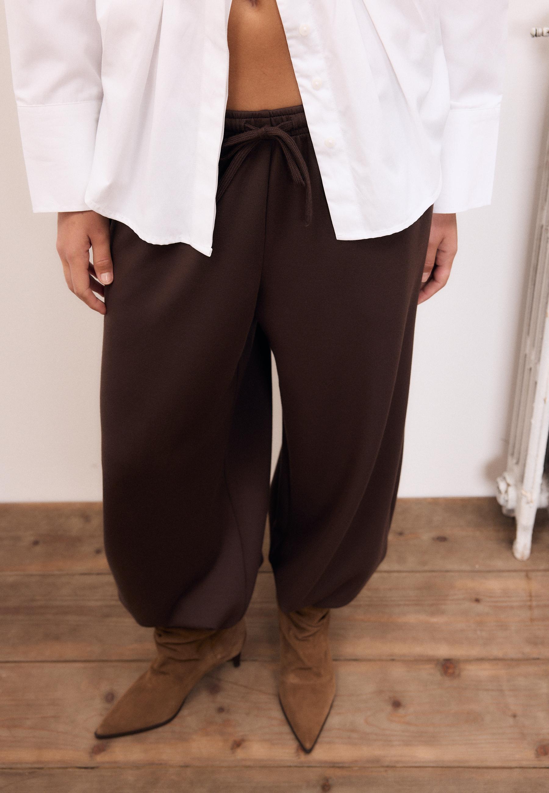 Soft-touch balloon jogger trousers — Brown