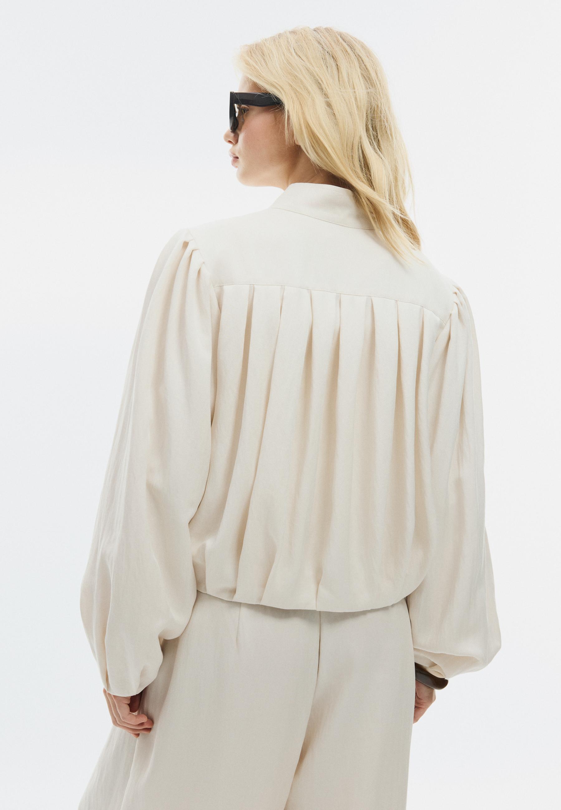 Flowing pleated bomber jacket — Ecru