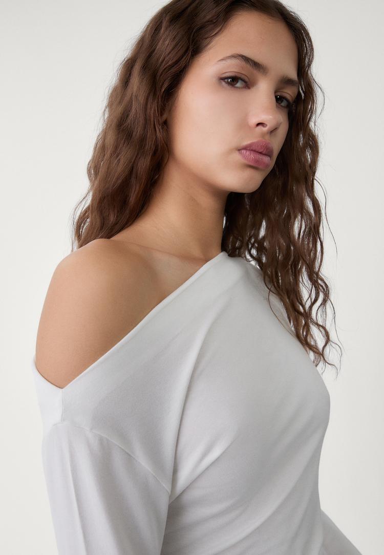 camiseta cuello asimetrico