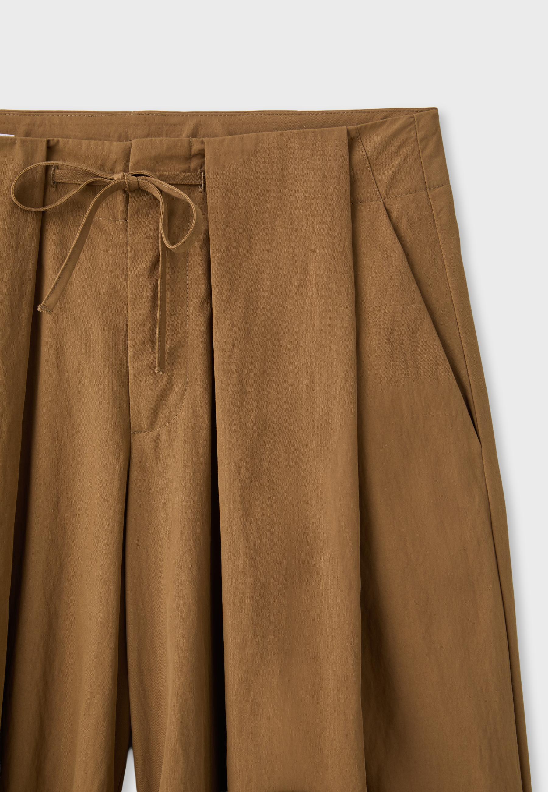 Technical pleated trousers — Dark camel