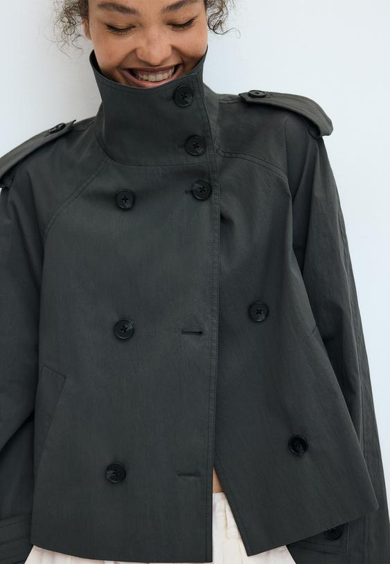 trench corto con collo alto e cintura