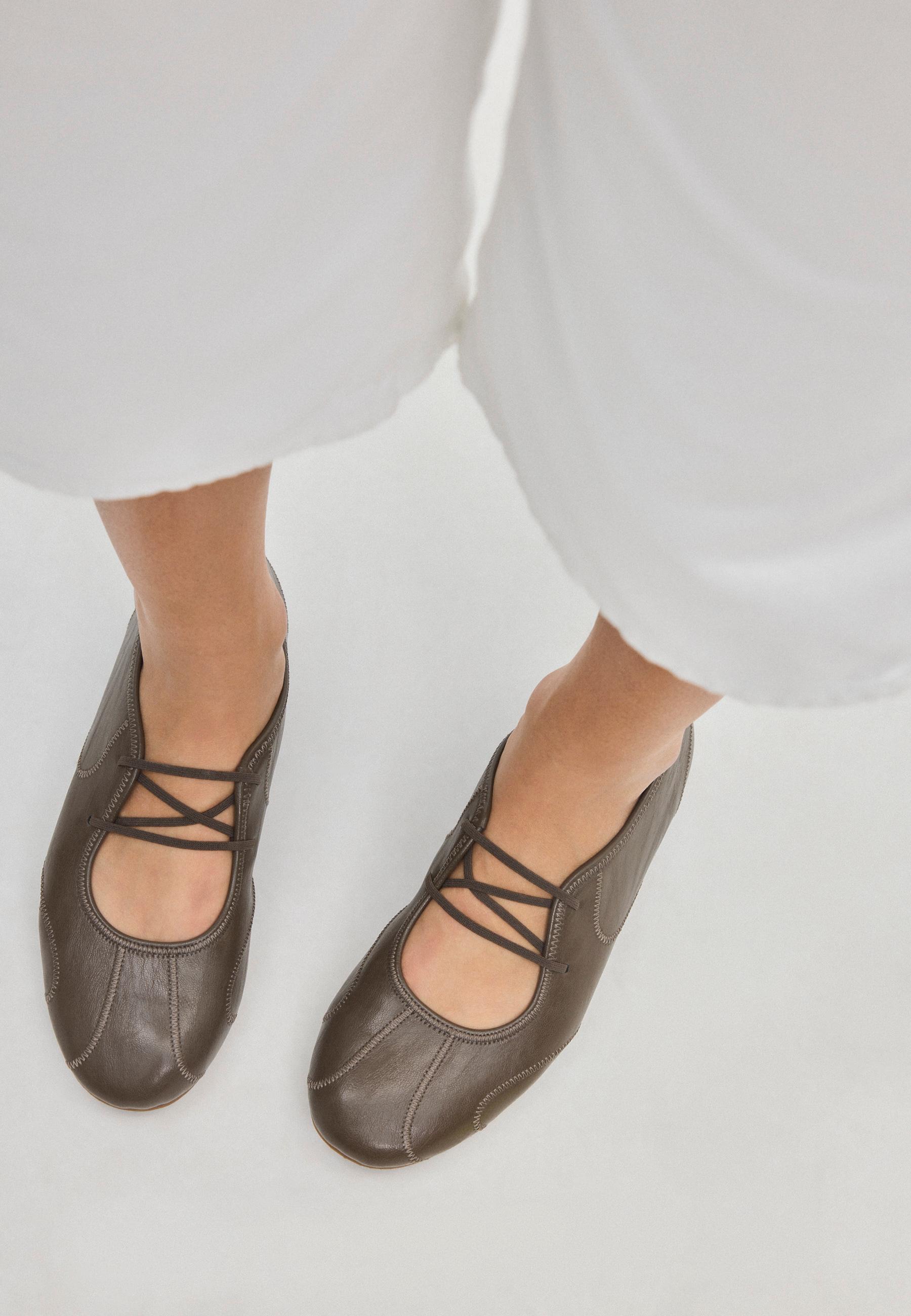 Lastik bantlı sneaker