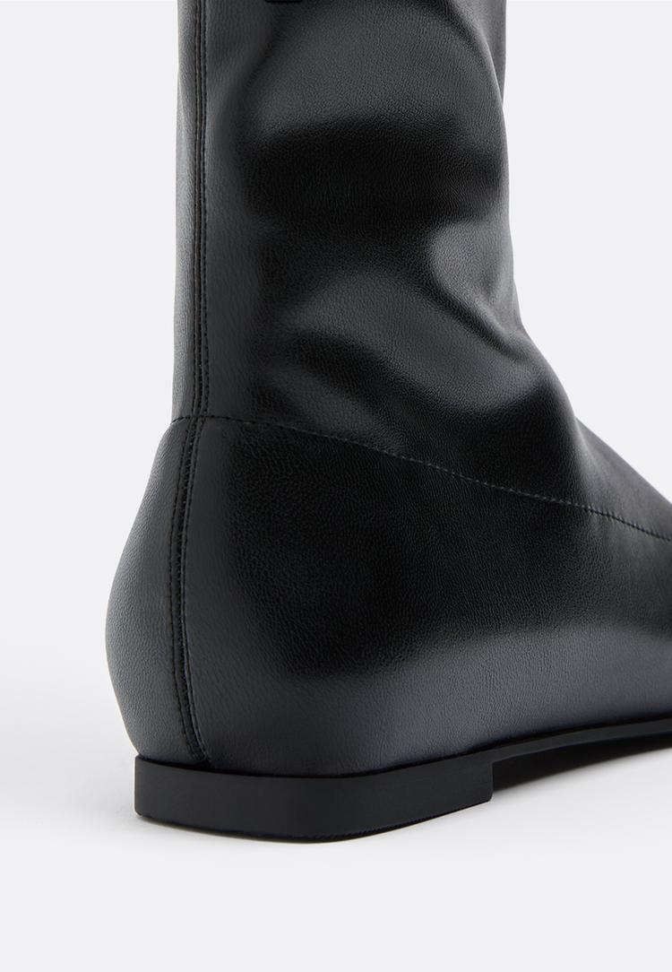 botas planas ajustadas