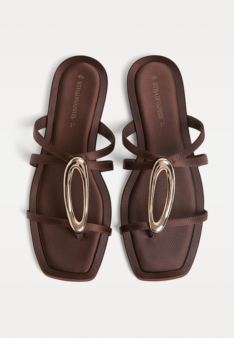 sandalias planas detalle metalico