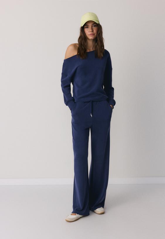 Суитшърт С Голо Рамо И Мека Материя