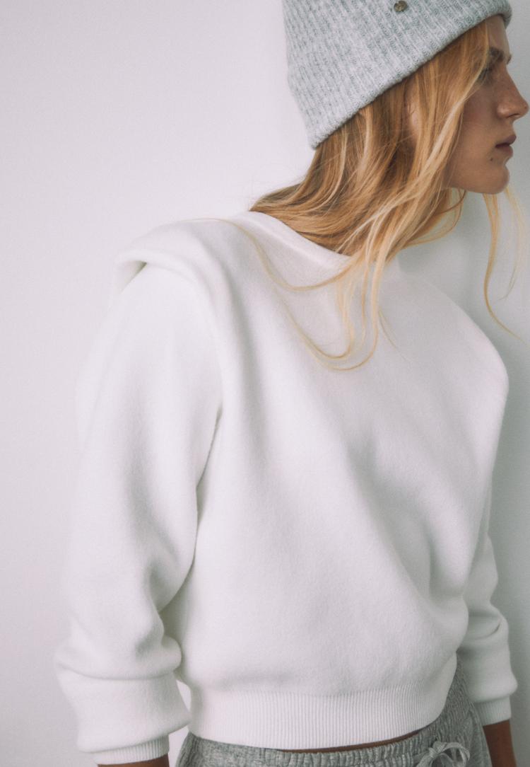 camisola de malha com ombreiras