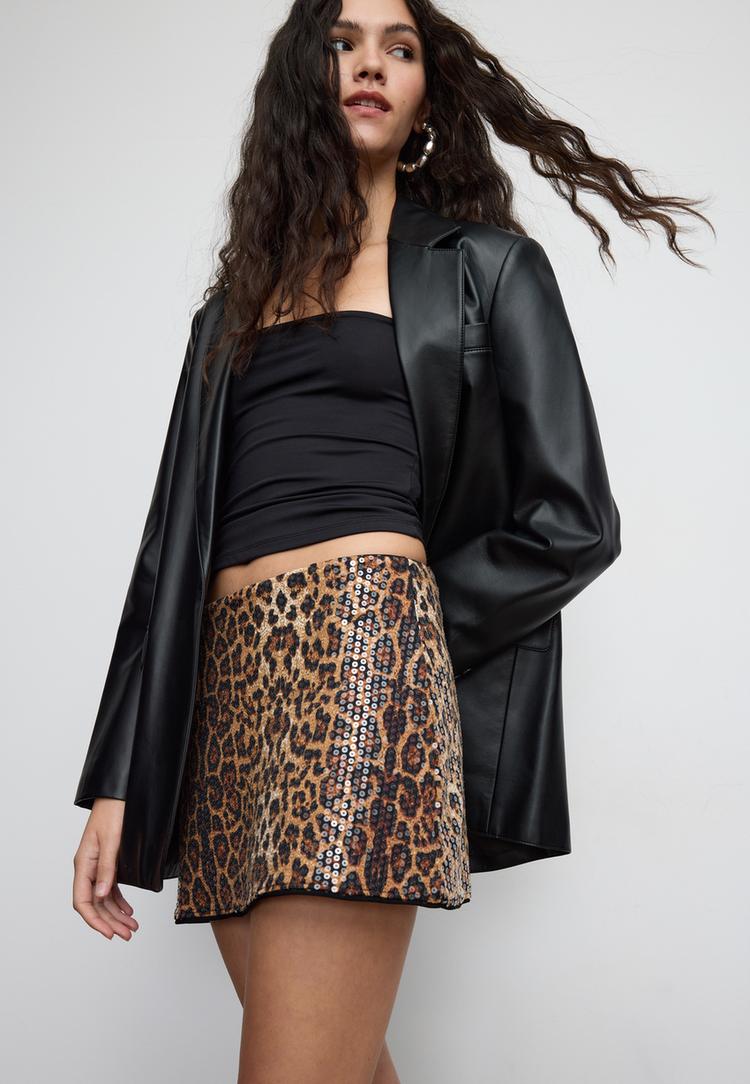 desenli pullu mini sort etek