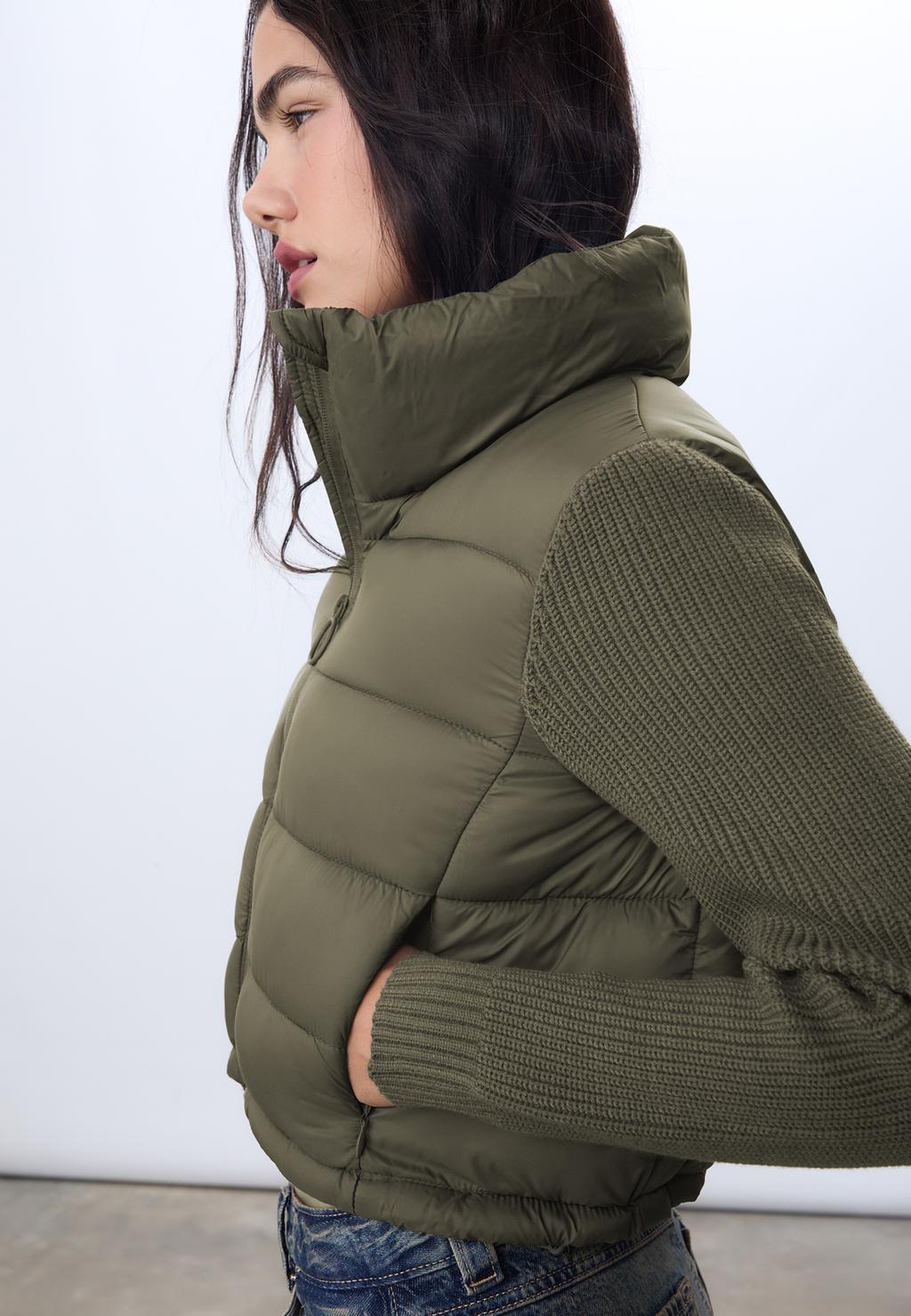 Prošívaná bunda s rukávy z hrubého úpletu