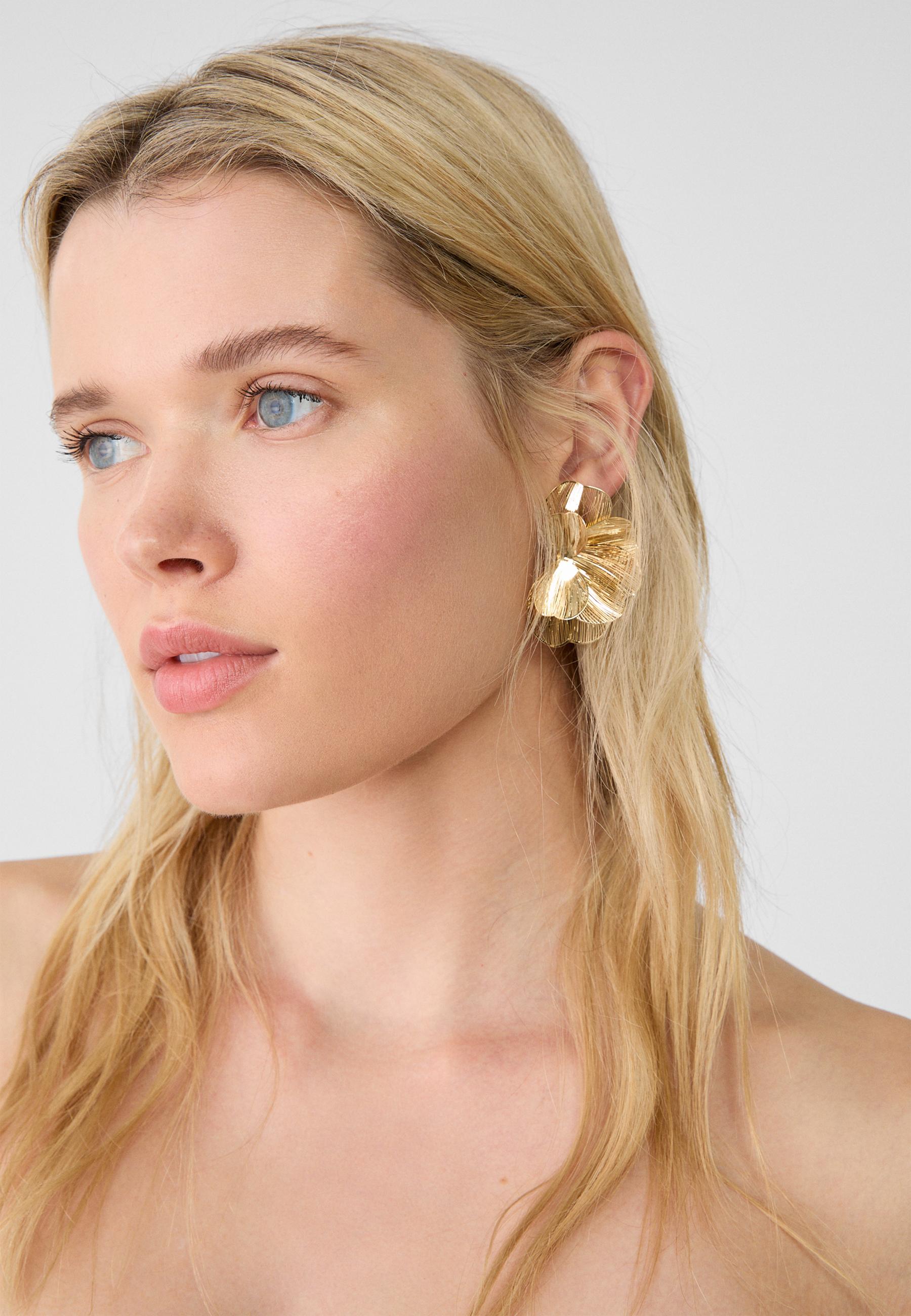 Textured flower fan earrings — Gold