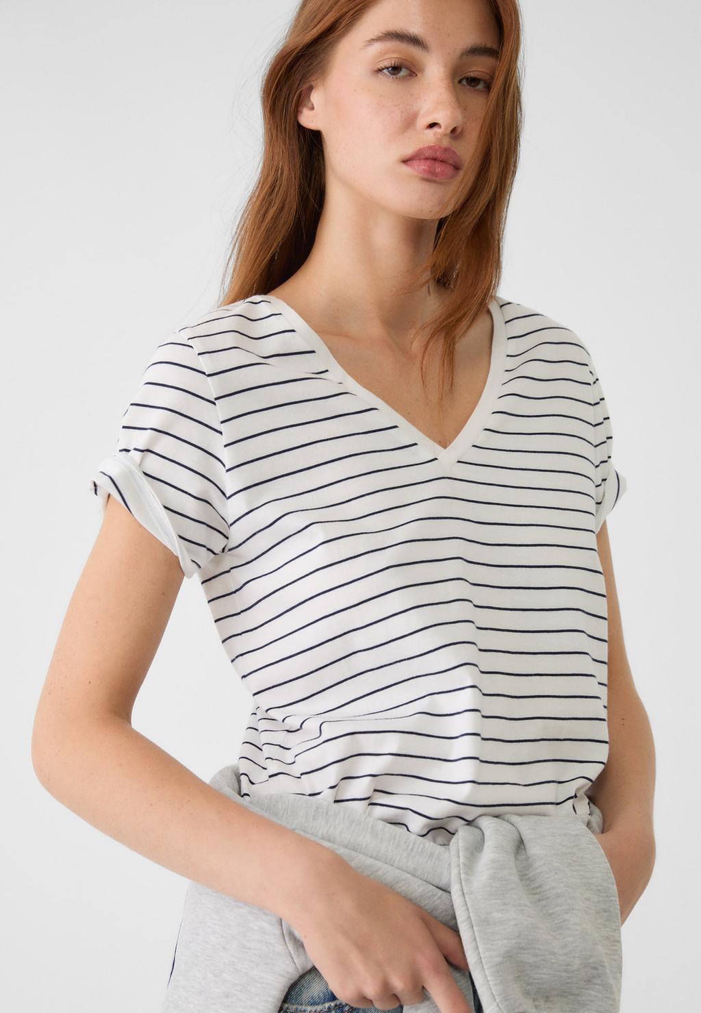 T-shirt basique rayé à col en V