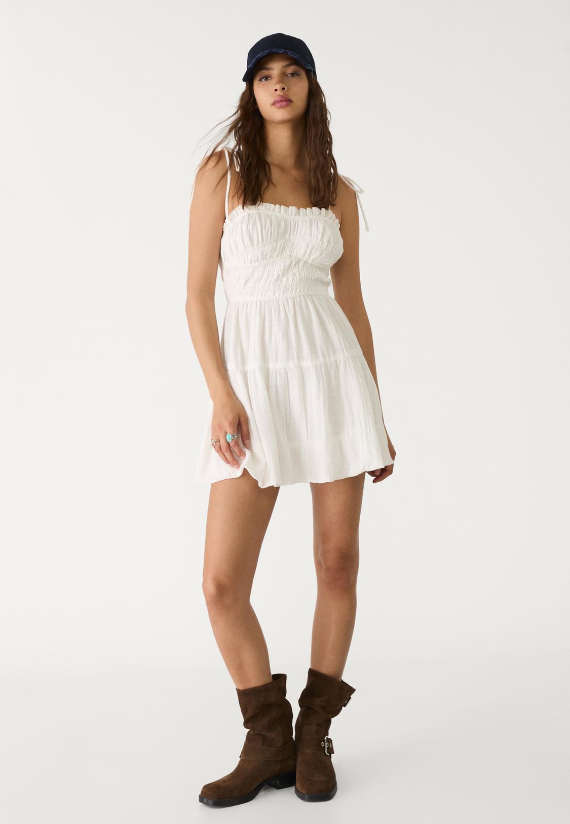 Kurzes Ballonkleid mit Gummizug am Top