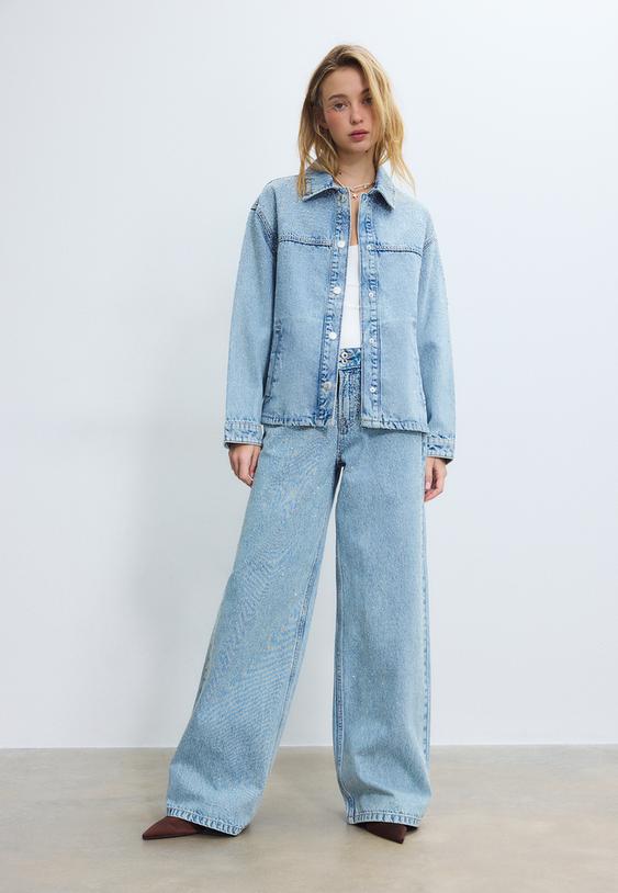 jeansjacke-mit-aufgenahten-taschen-und-glitzer