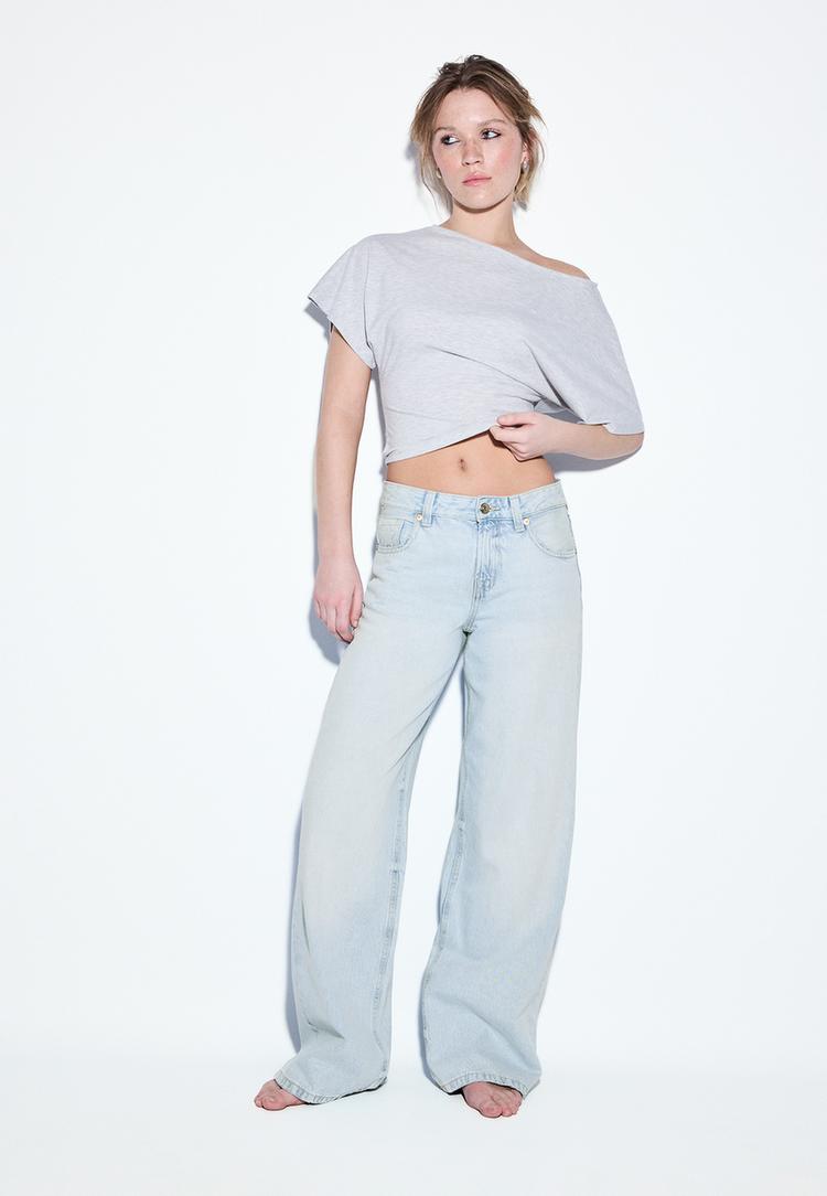 Jeans mit tiefem Bund, weitem Bein und Stern MITTELBLAUER WASHED-LOOK IM HELLEN JEANSBLAU 32