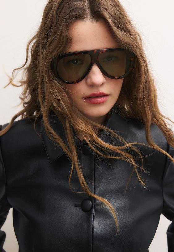 kurzer-blazer-in-kunstlederoptik