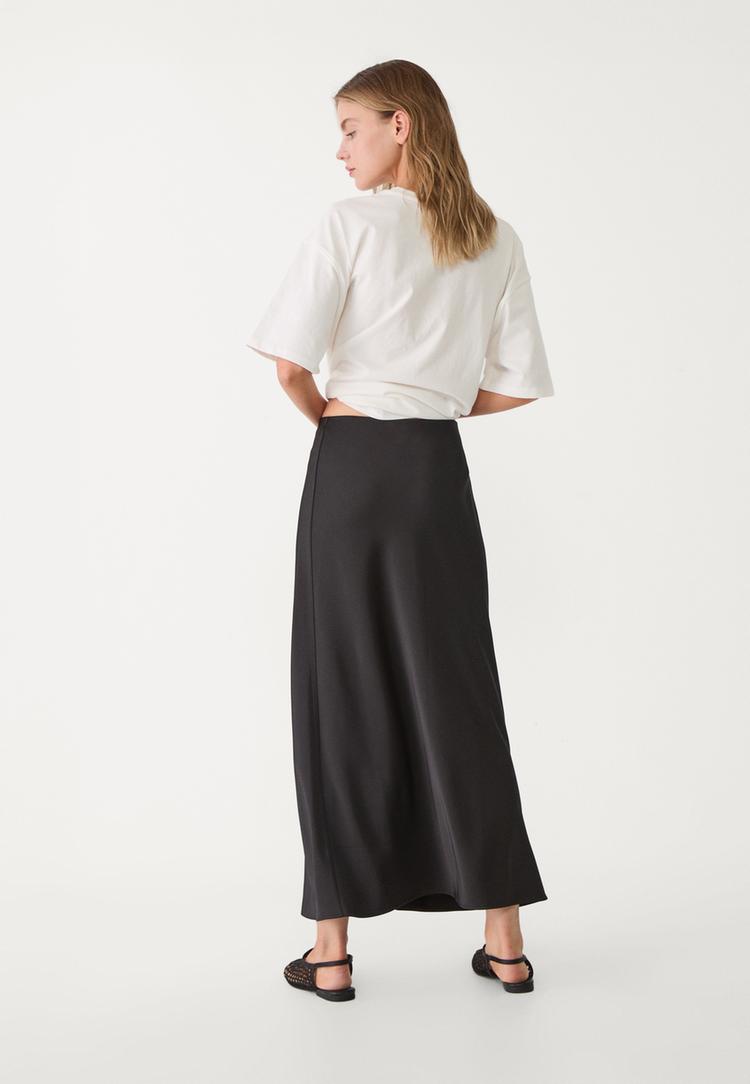 falda midi satinada