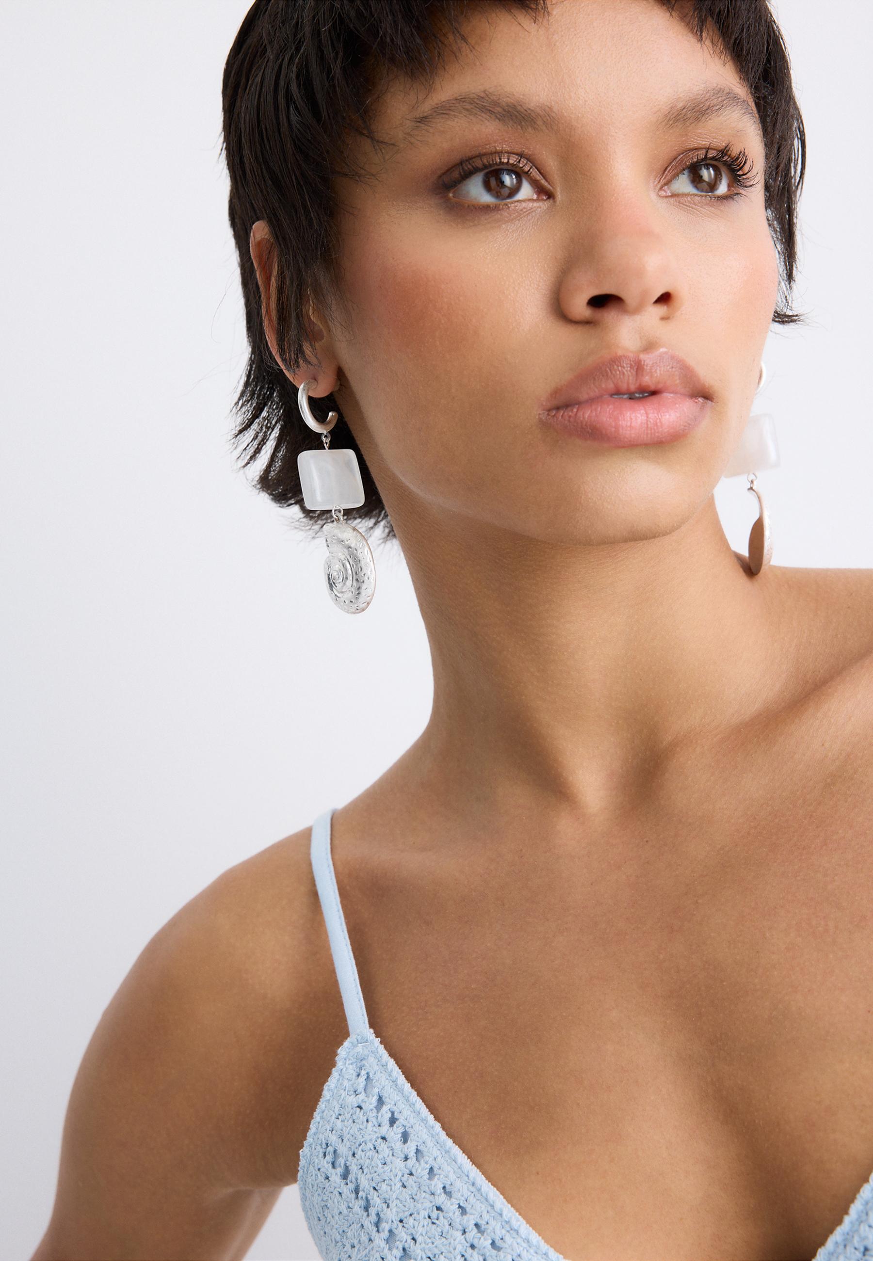 Seashell dangle earrings — Grey
