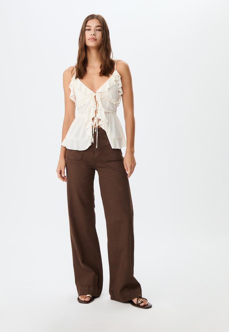 d77-hose-mit-minimalistischen-taschen
