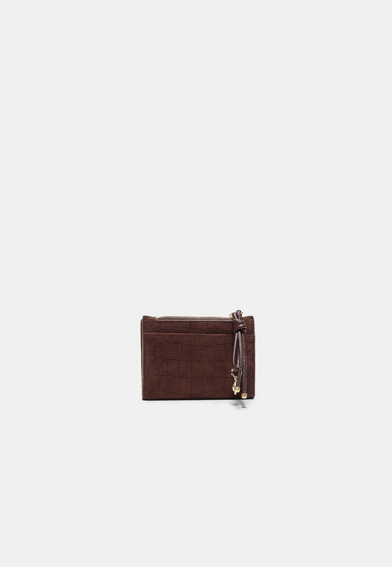 Purse with engraved pull detail — Brown