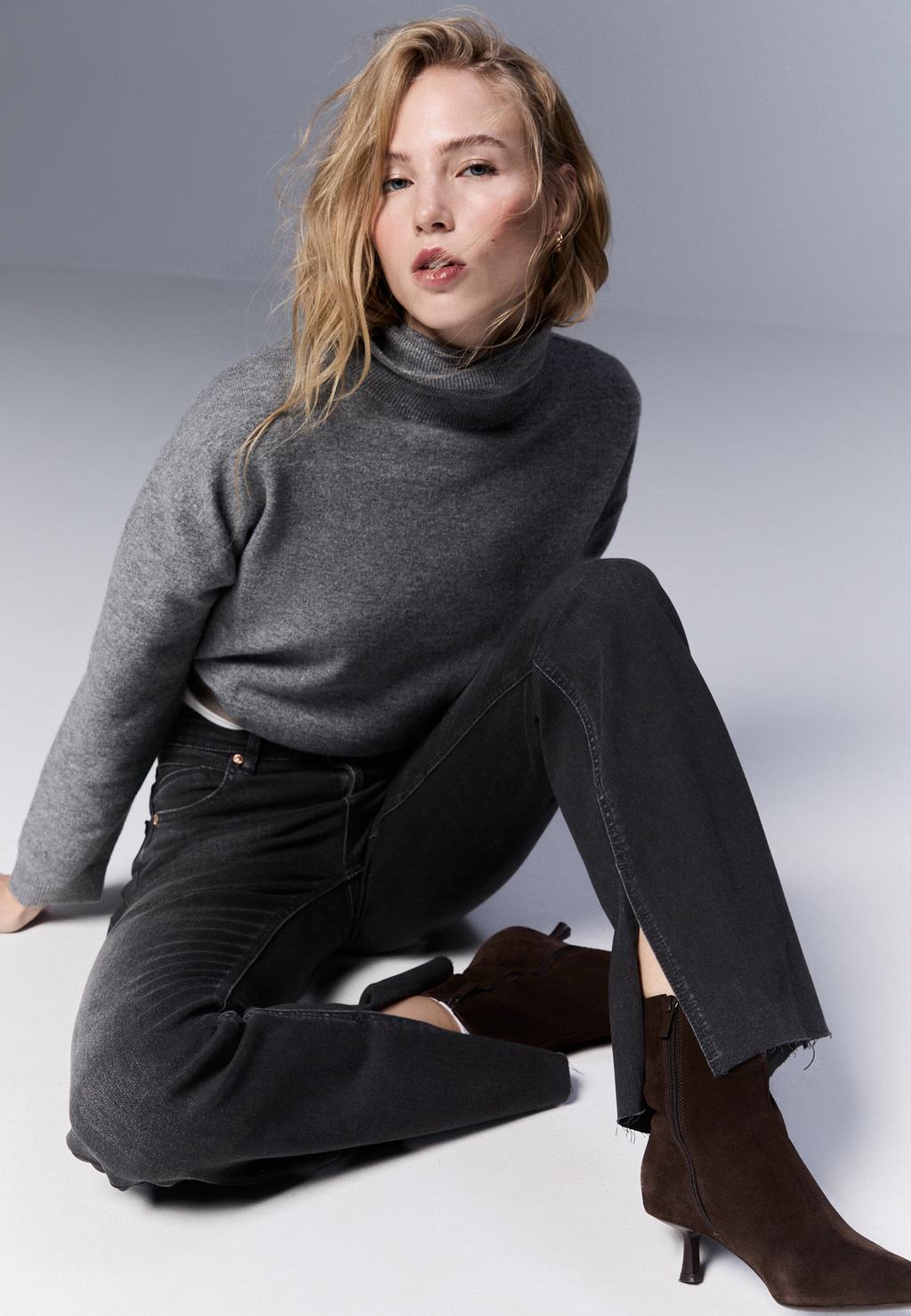 D74 Розкльошені джинси з розрізом