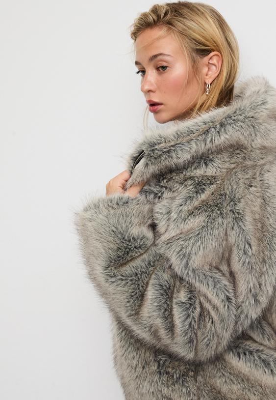 jacke-aus-kunstfell-mit-stehkragen