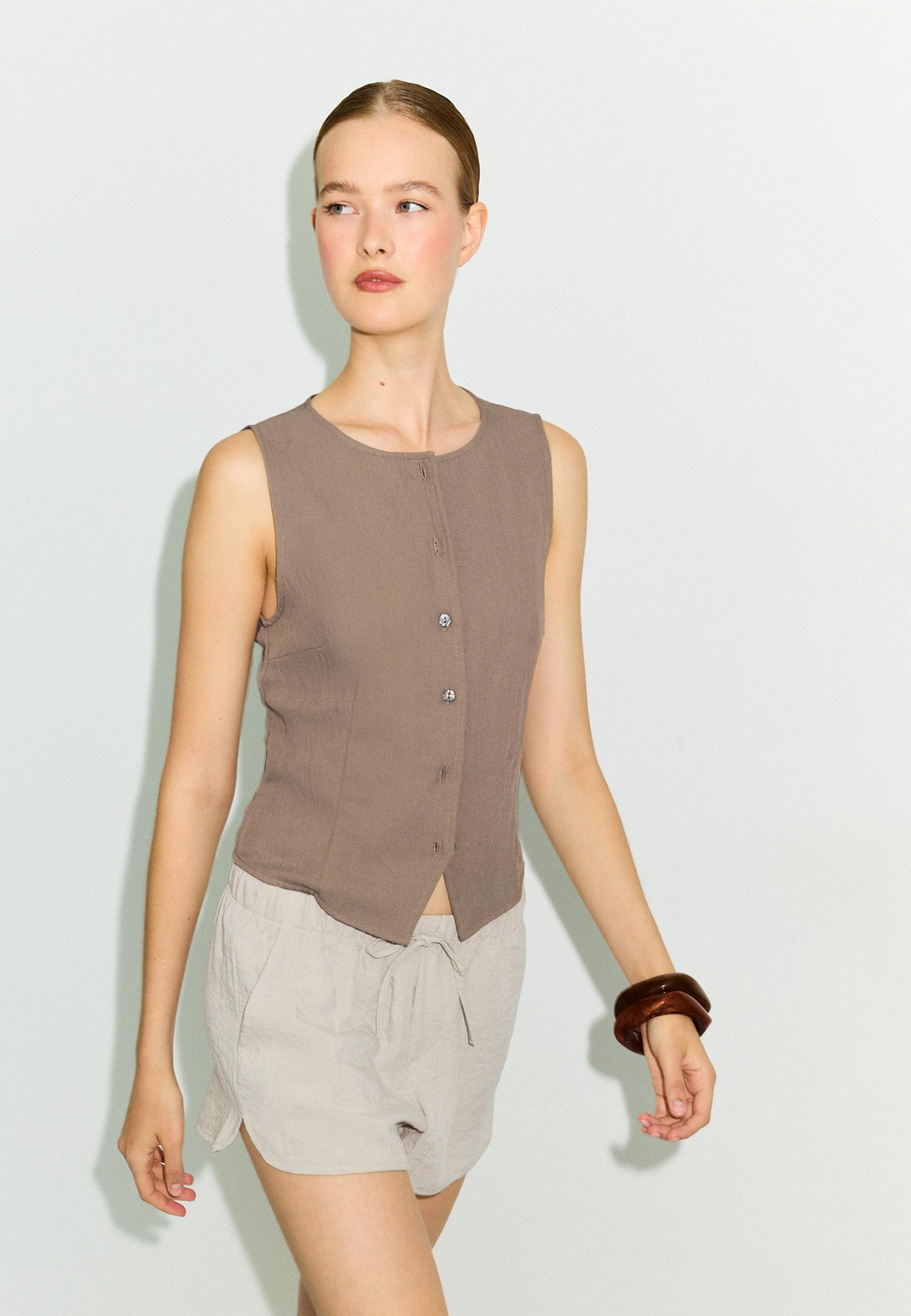 Regular buttoned waistcoat — Pale camel