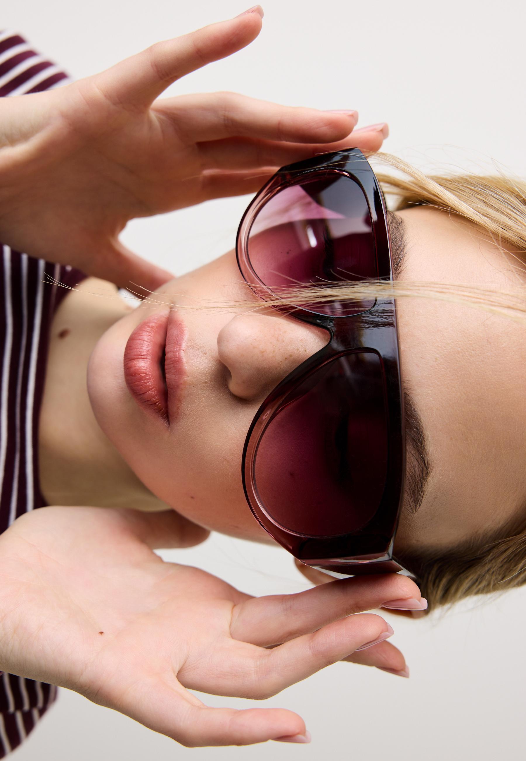Oval resin sunglasses — Burgundy