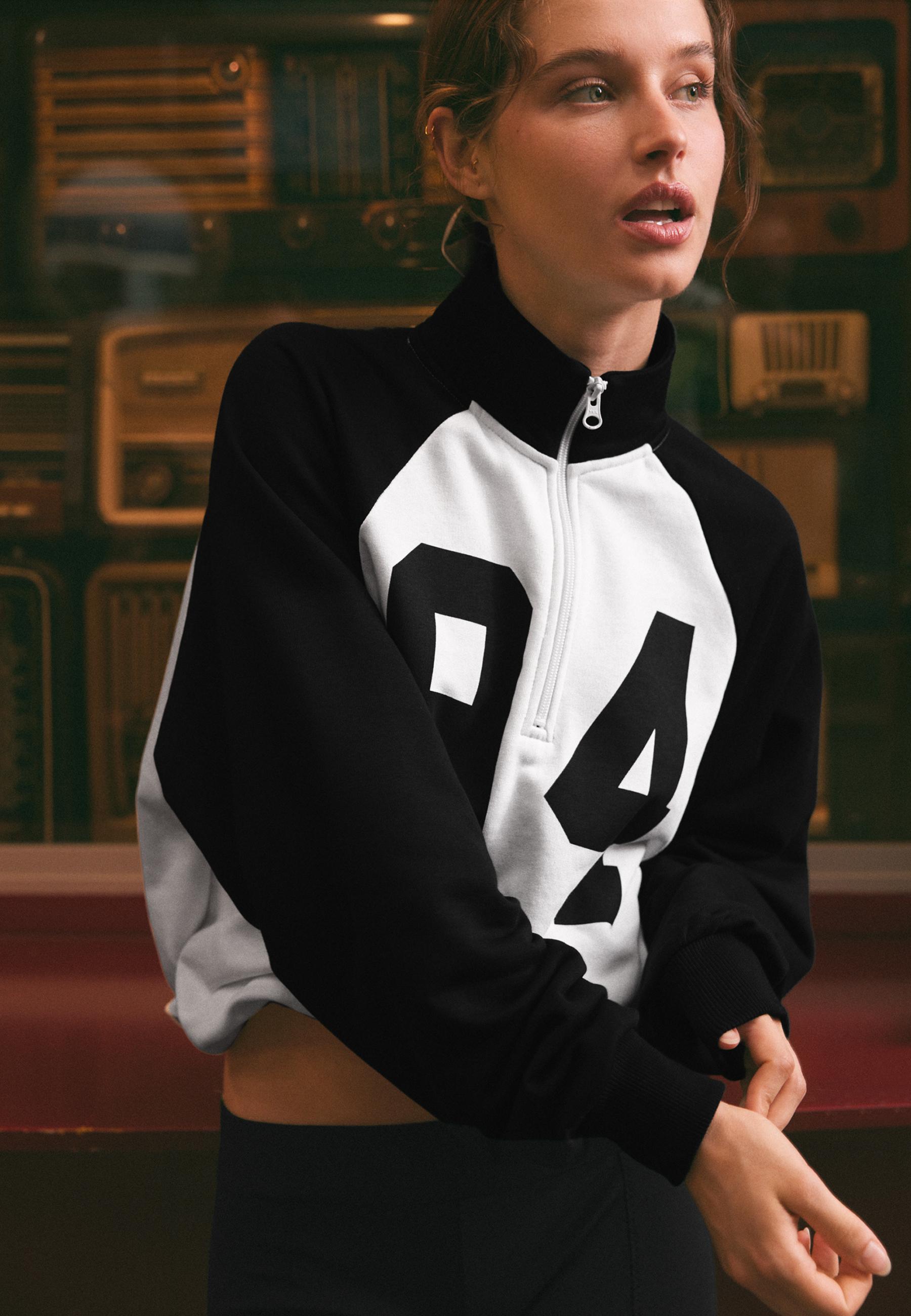 Raglan Sleeve Sweatshirt — Black