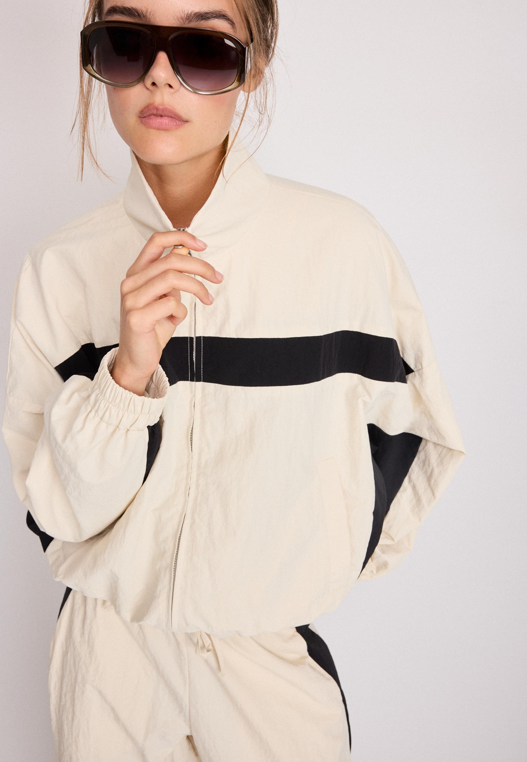 Stradivarius Τεχνικό Αντιανεμικό Τζάκετ Εκρού L