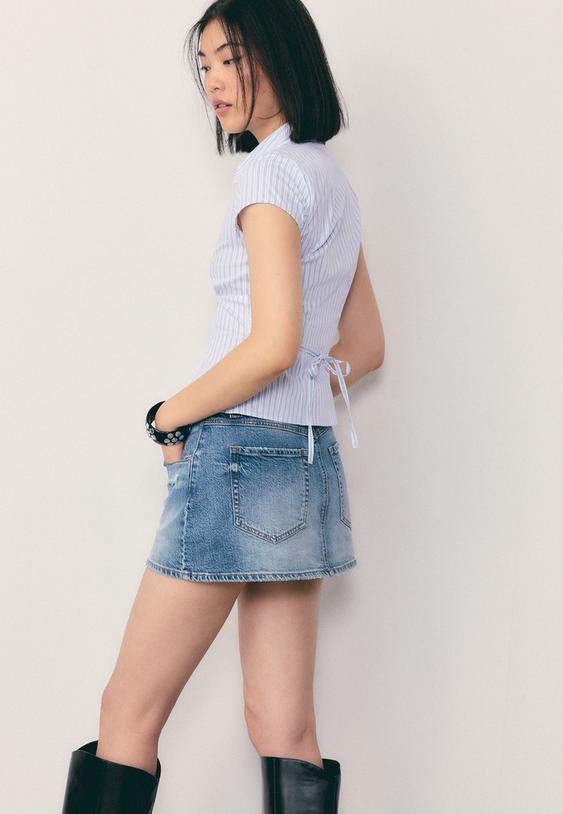 camisa de manga curta com corte abaixo do peito