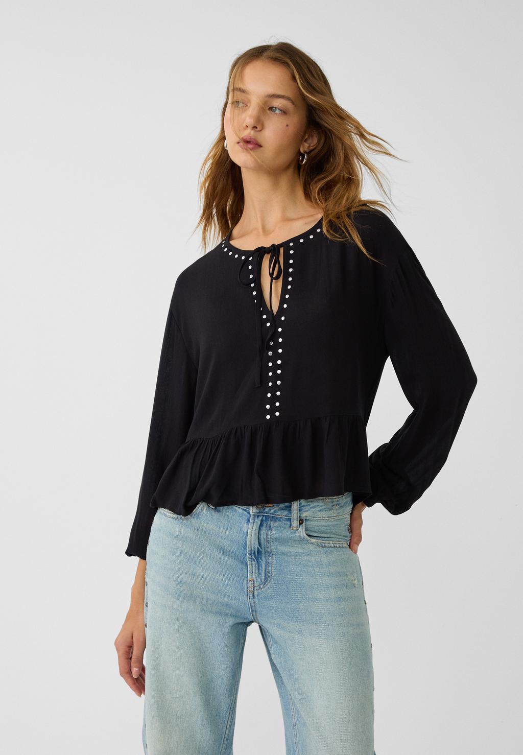 Loose shirt with studs