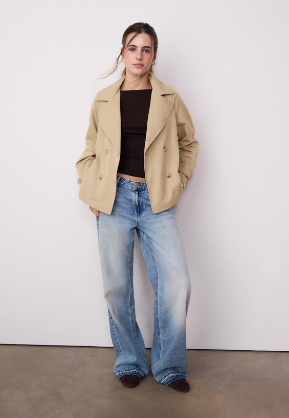 trench corto fluido con cintura