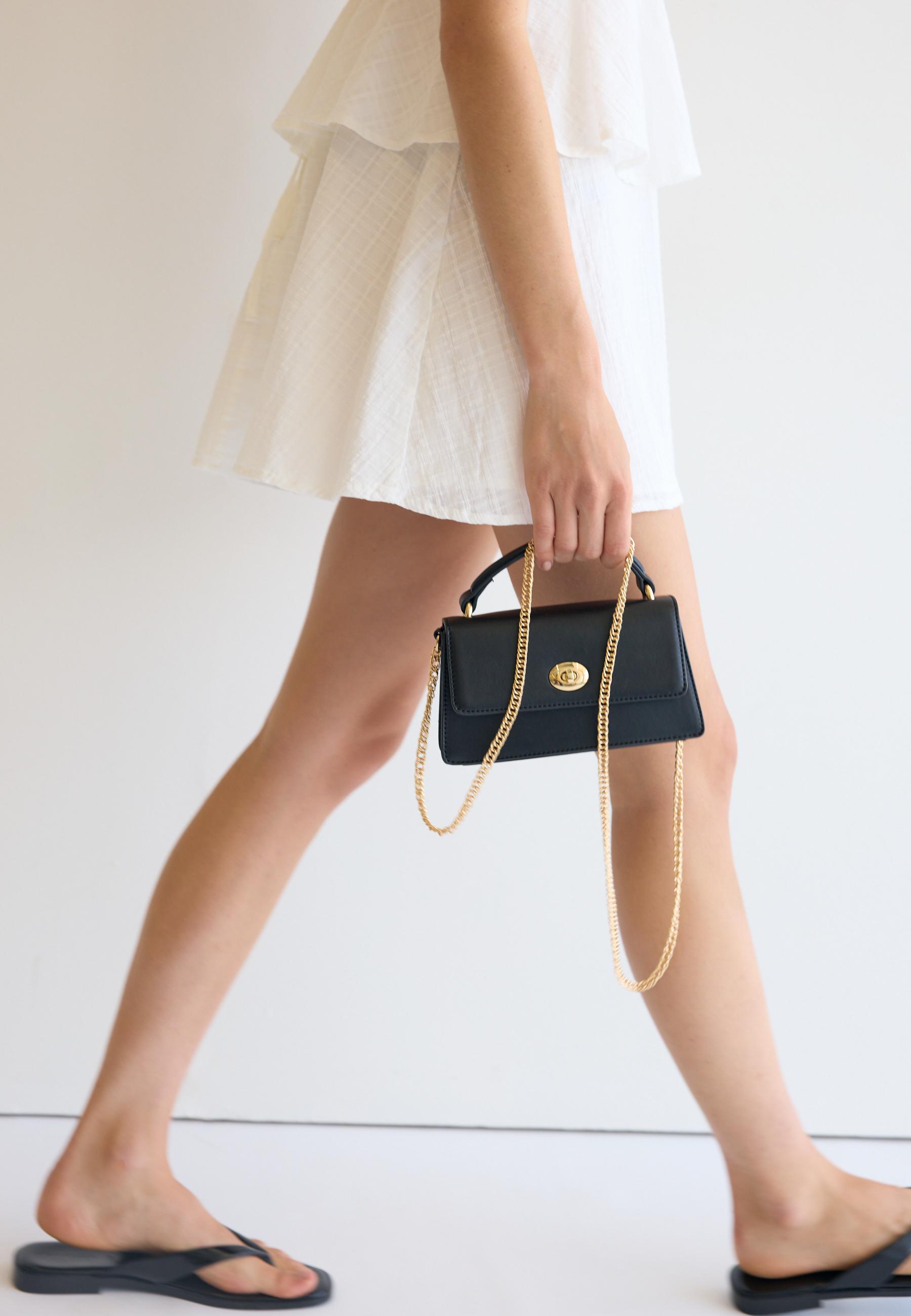 Rigid crossbody bag with metal clasp — Black