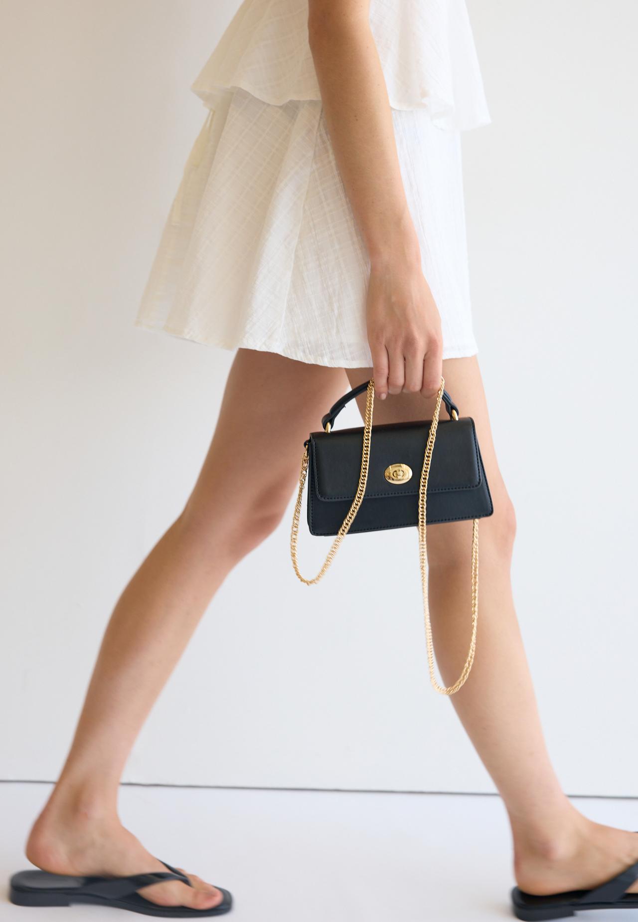 Rigid metal clasp crossbody bag — Black