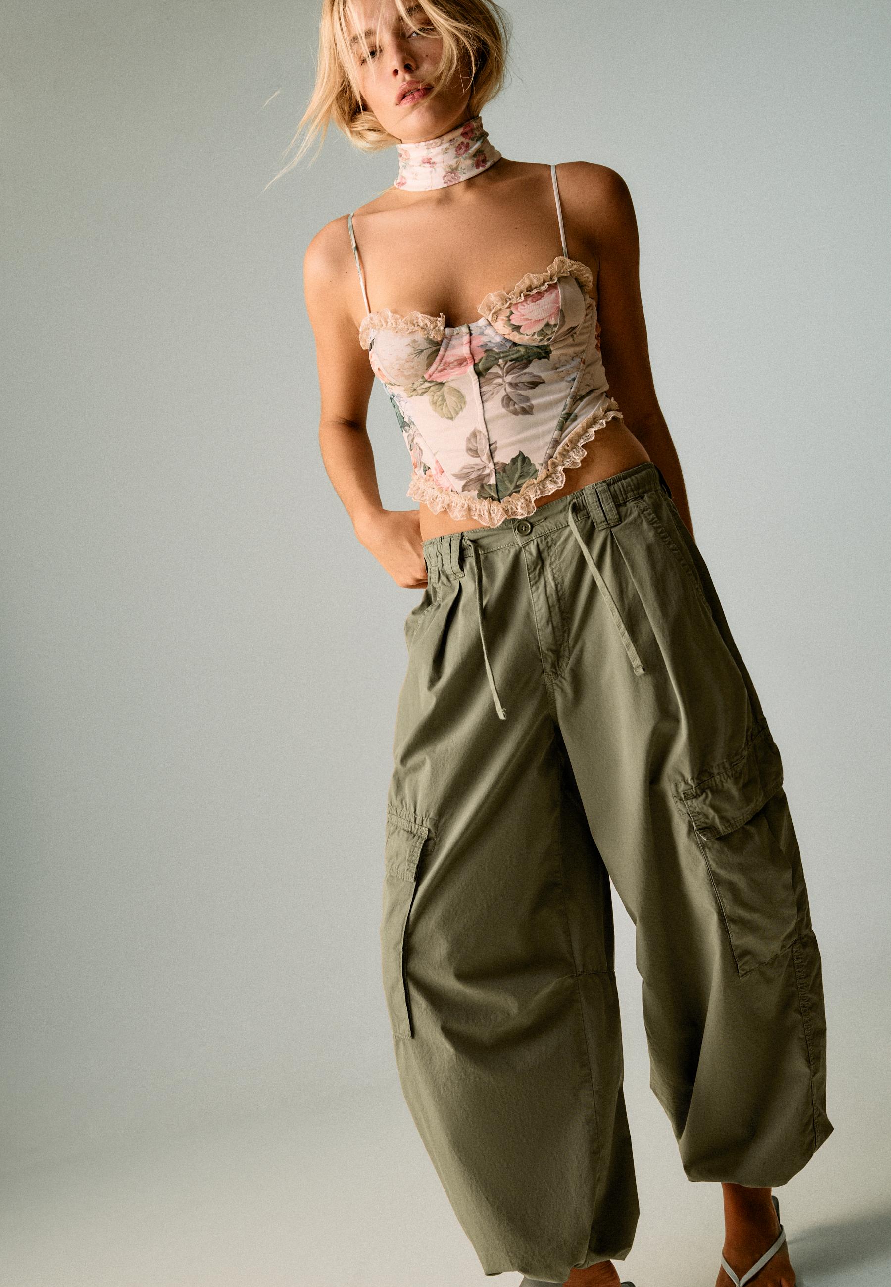 Fitted floral print cropped top — Stone