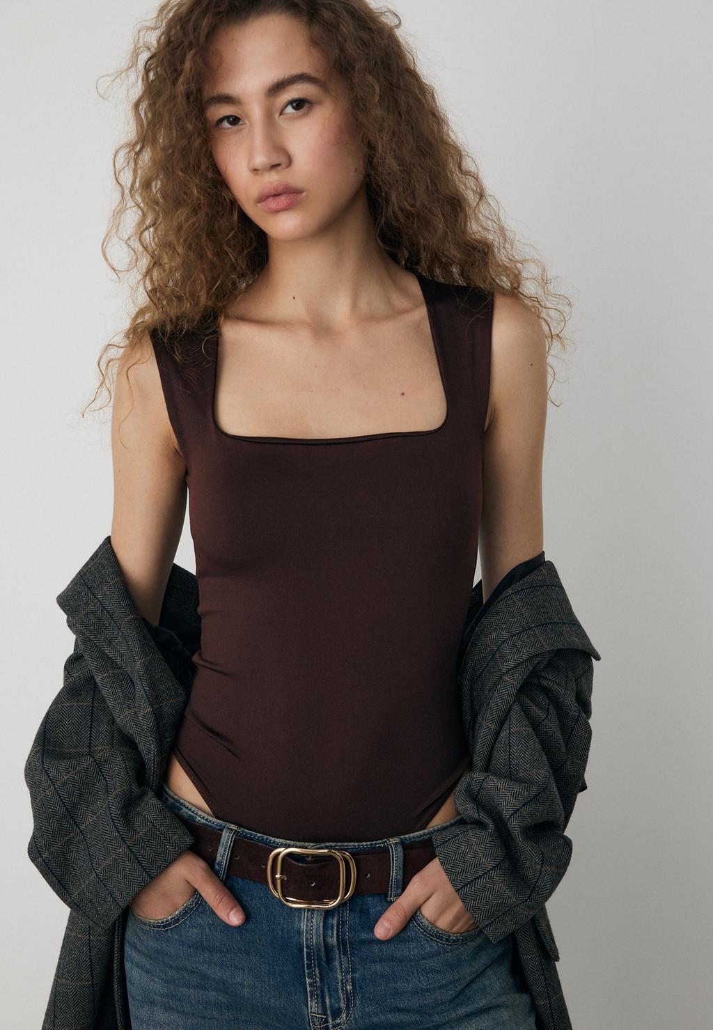 בגד גוף מבד פוליאמיד עם מחשוף מרובע