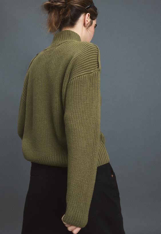 cardigan in maglia con collo alto e bottoni