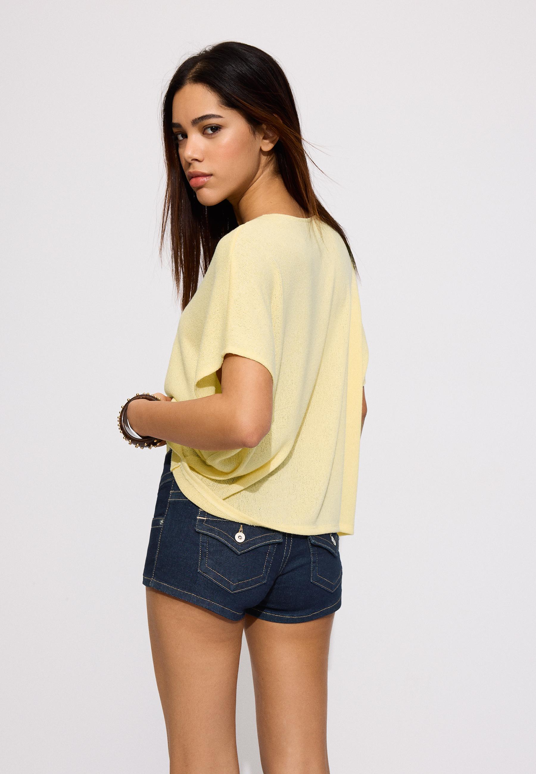 Rustic cape T-shirt — Pastel yellow