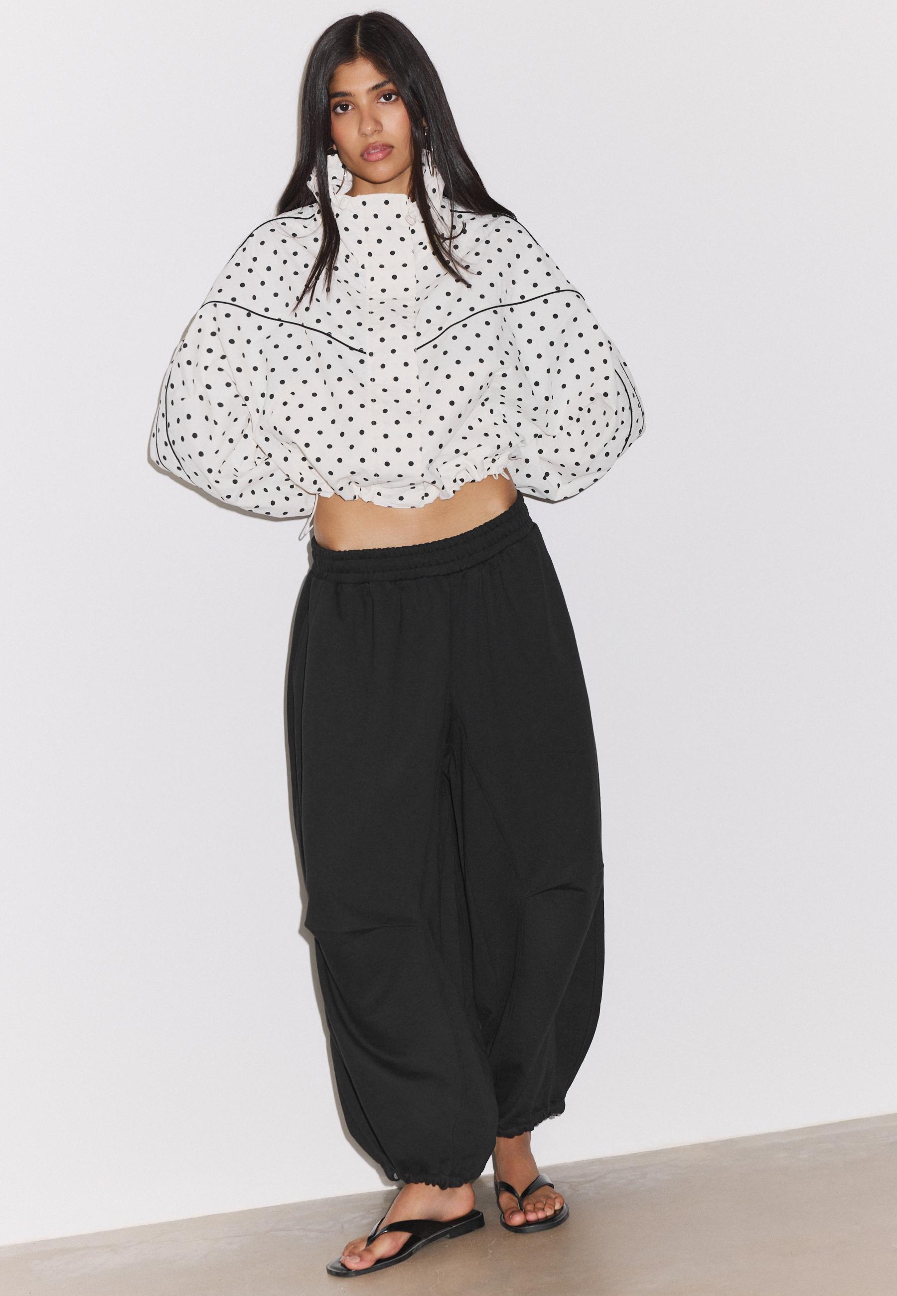 Stradivarius Puantiyeli crop rüzgarlık görsel 6