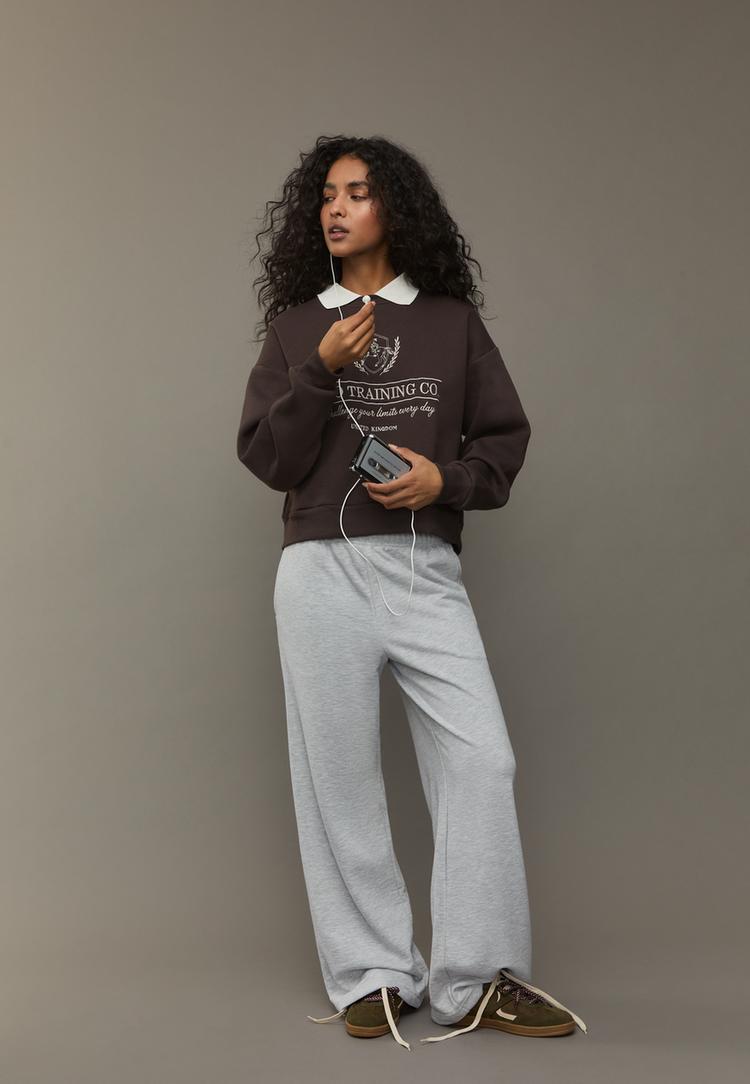 Stradivarius Mikina S Výšivkou A Polo Límečkem Brown Xs
