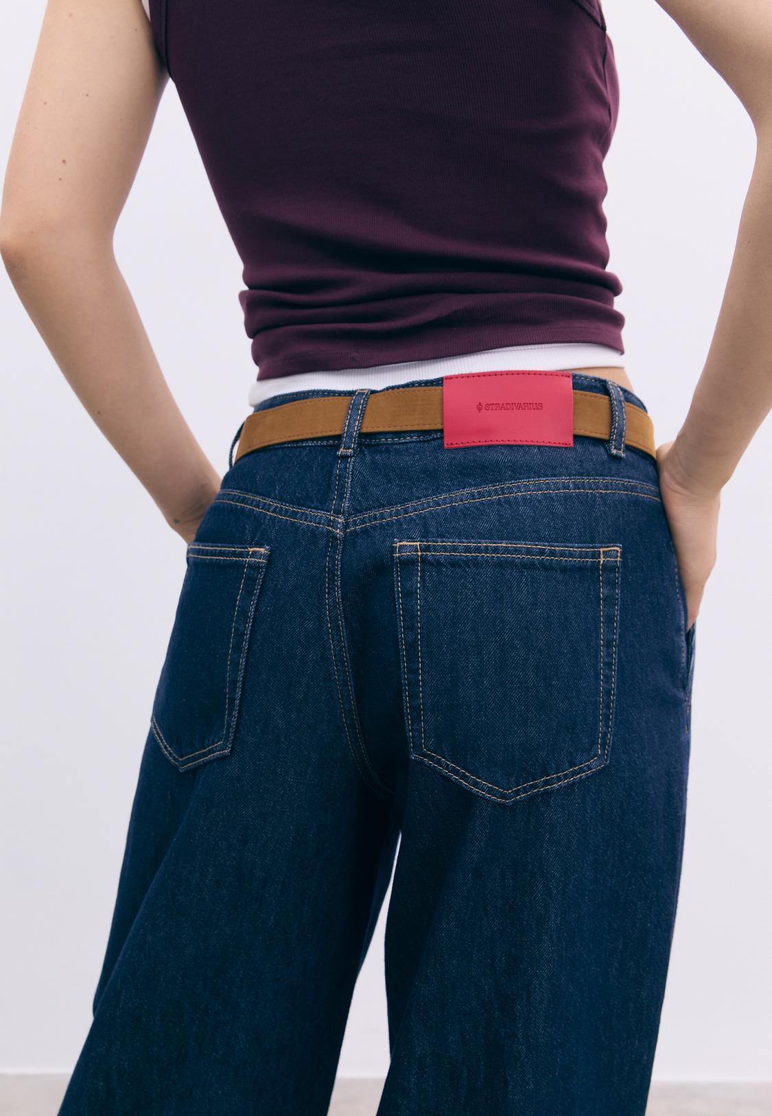Loose-fitting jeans with belt