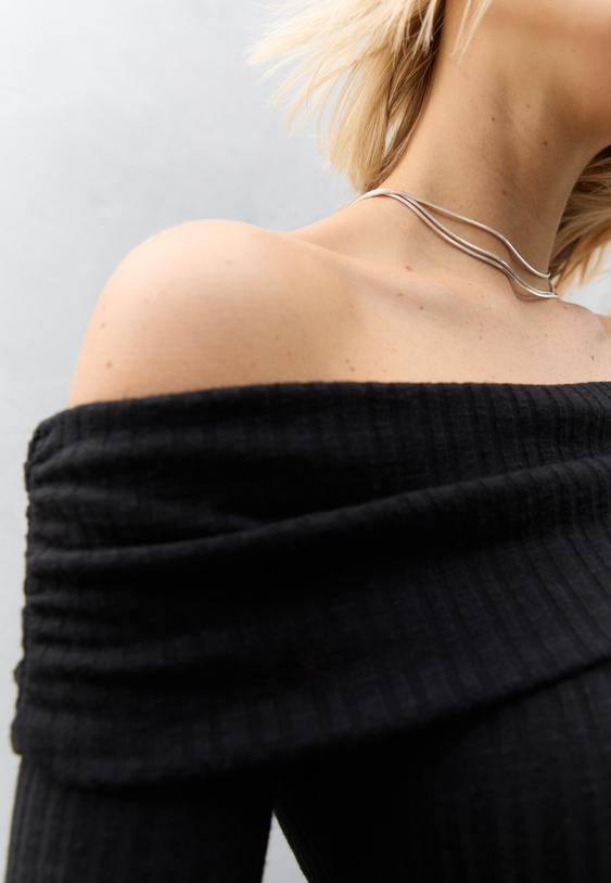 geruschtes-stricktshirt-mit-cutouts-an-den-schultern