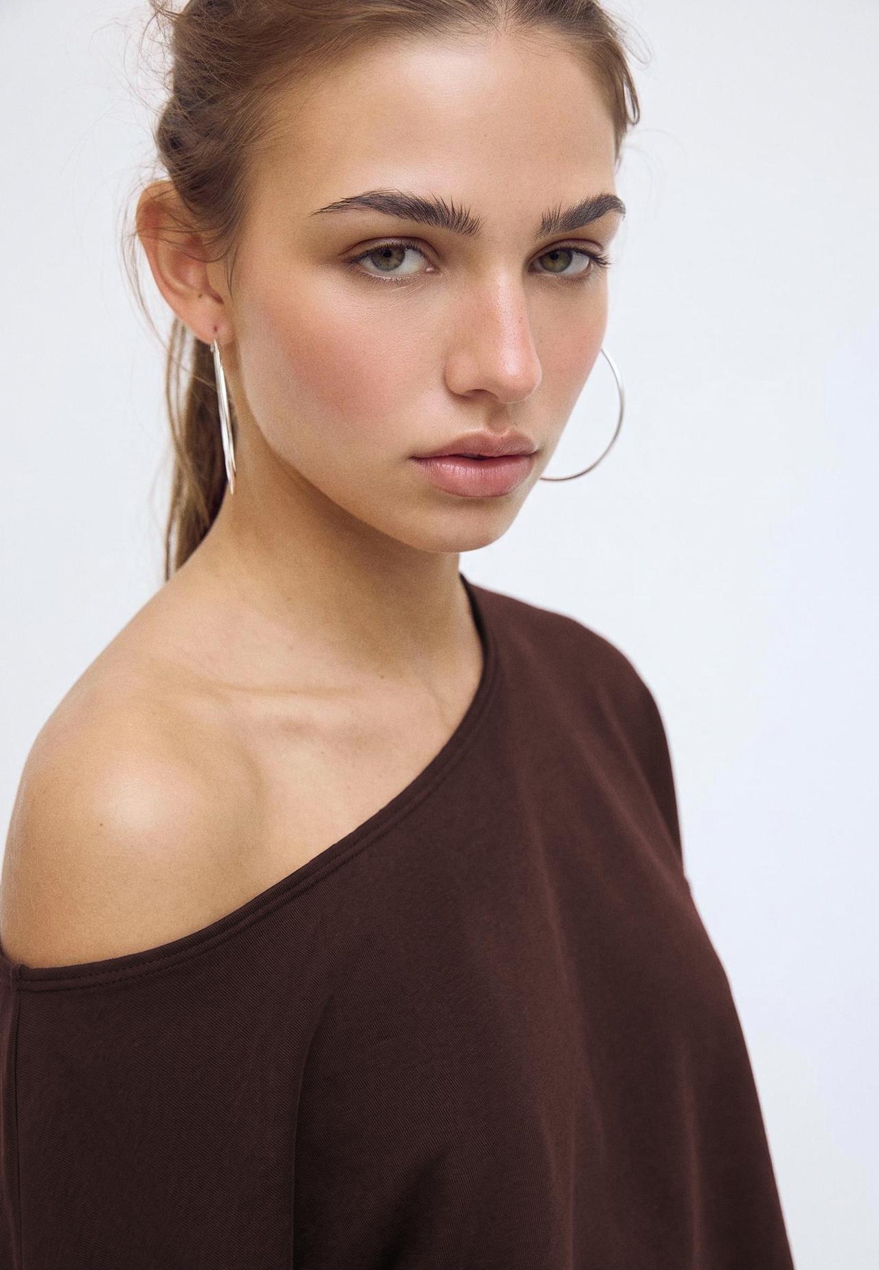 Soft-touch off-the-shoulder sweatshirt — Brown