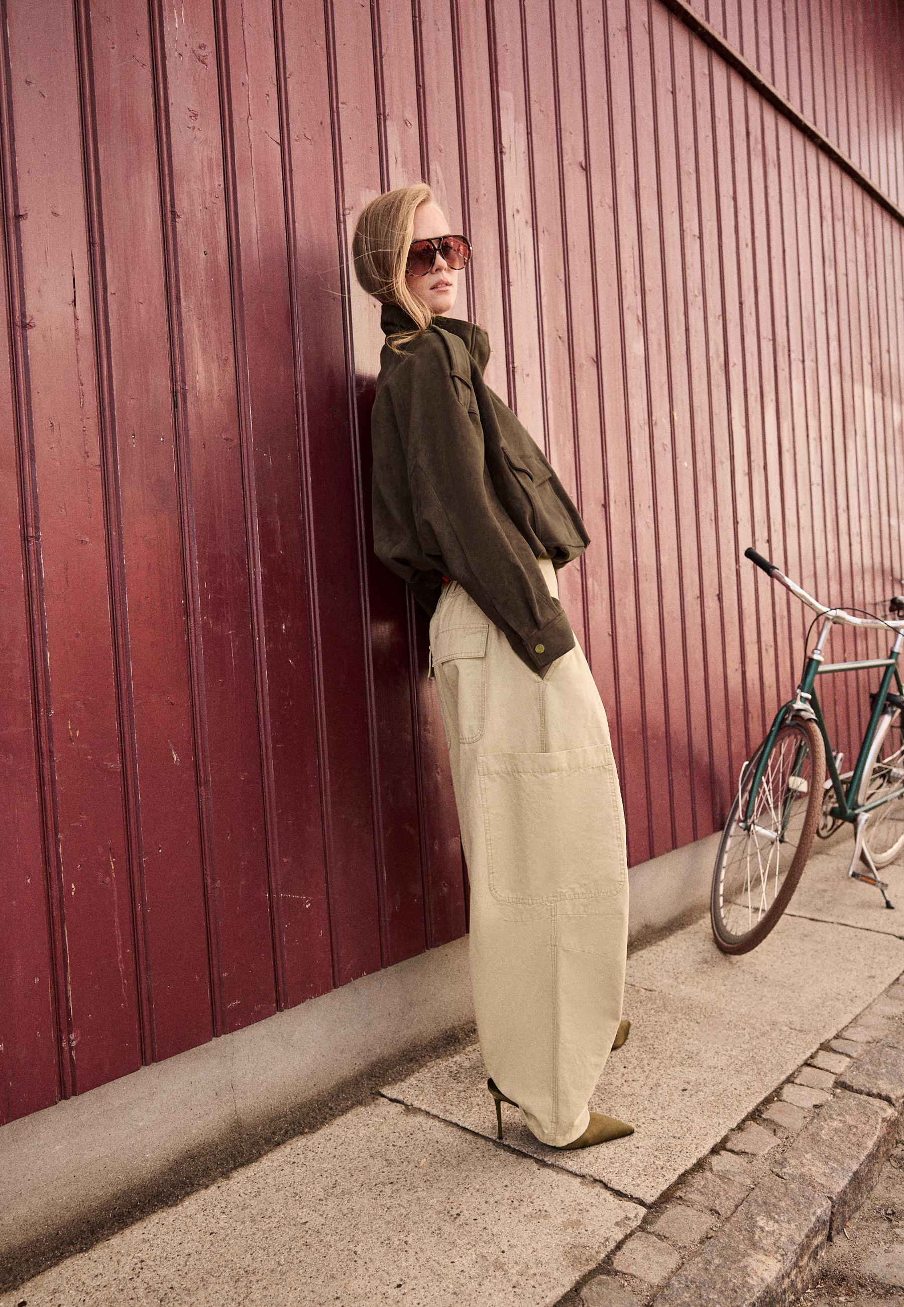 Voluminous cargo trousers with tie detail waist — Beige
