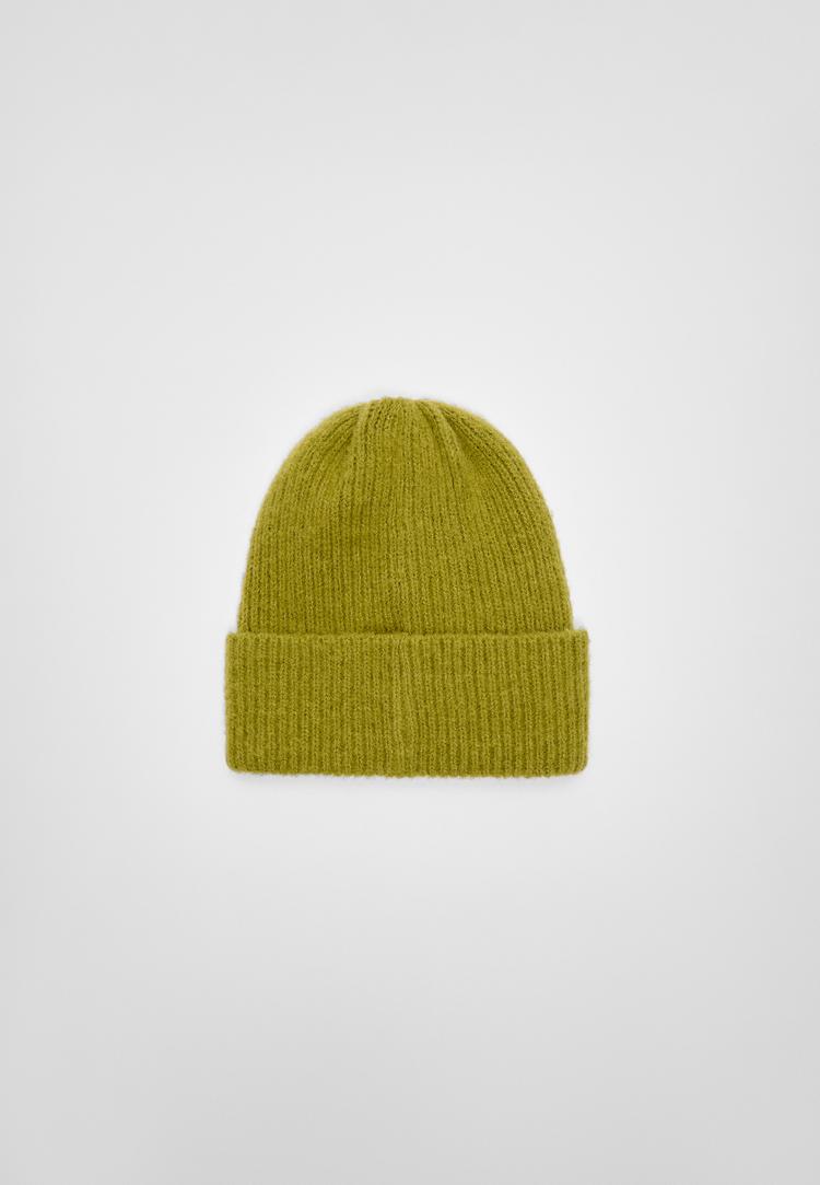 bonnet en maille cotelee avec plaque